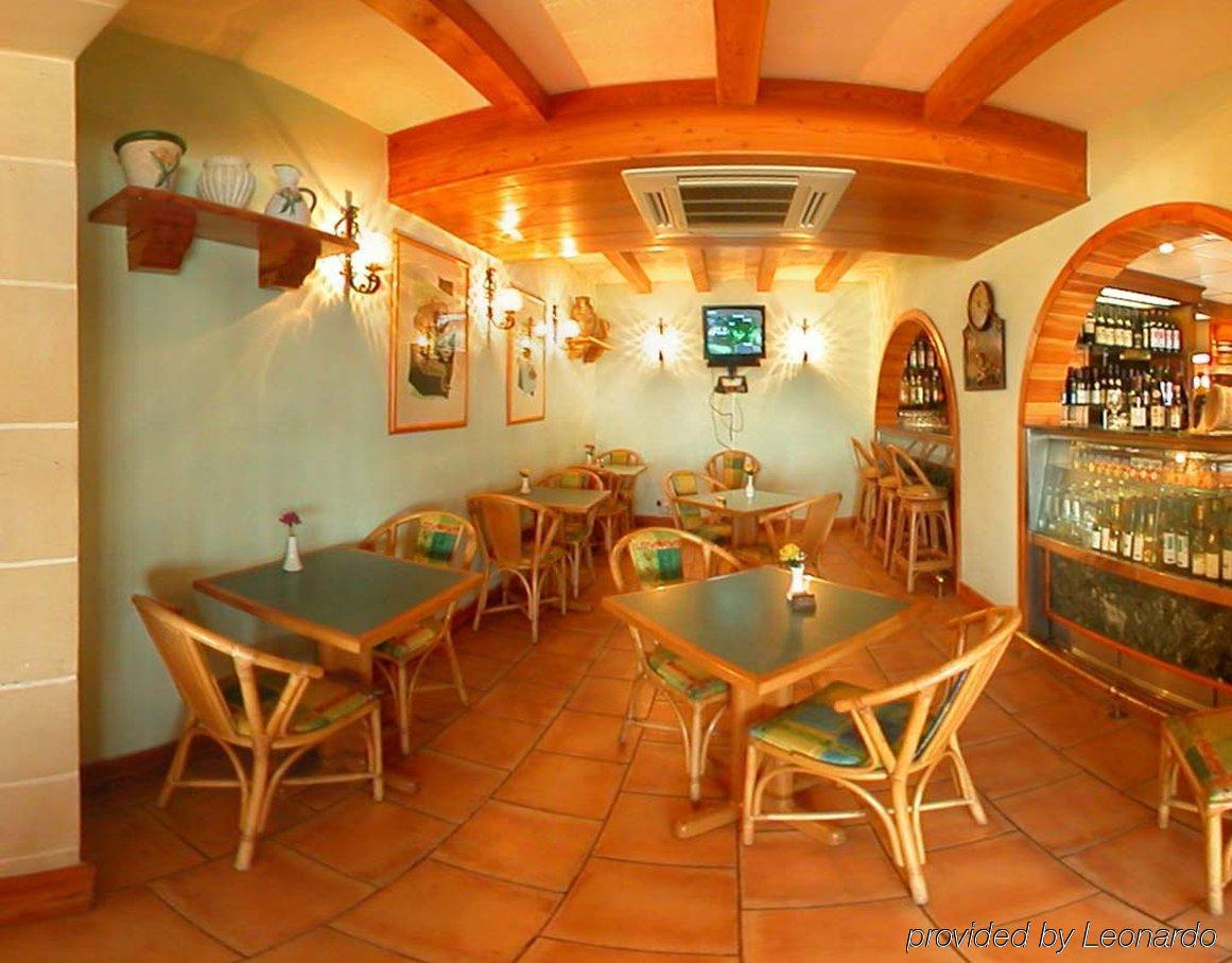The Mediterranea Hotel & Suites St. Paul's Bay Restoran fotoğraf
