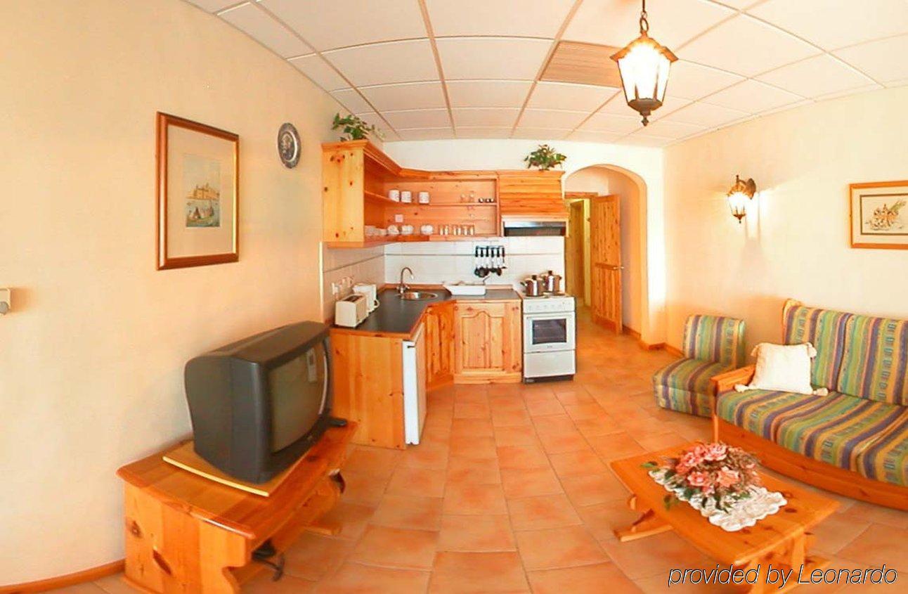 The Mediterranea Hotel & Suites St. Paul's Bay Oda fotoğraf